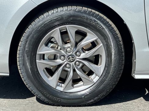 Used 2022 Toyota Sienna XLE image 27