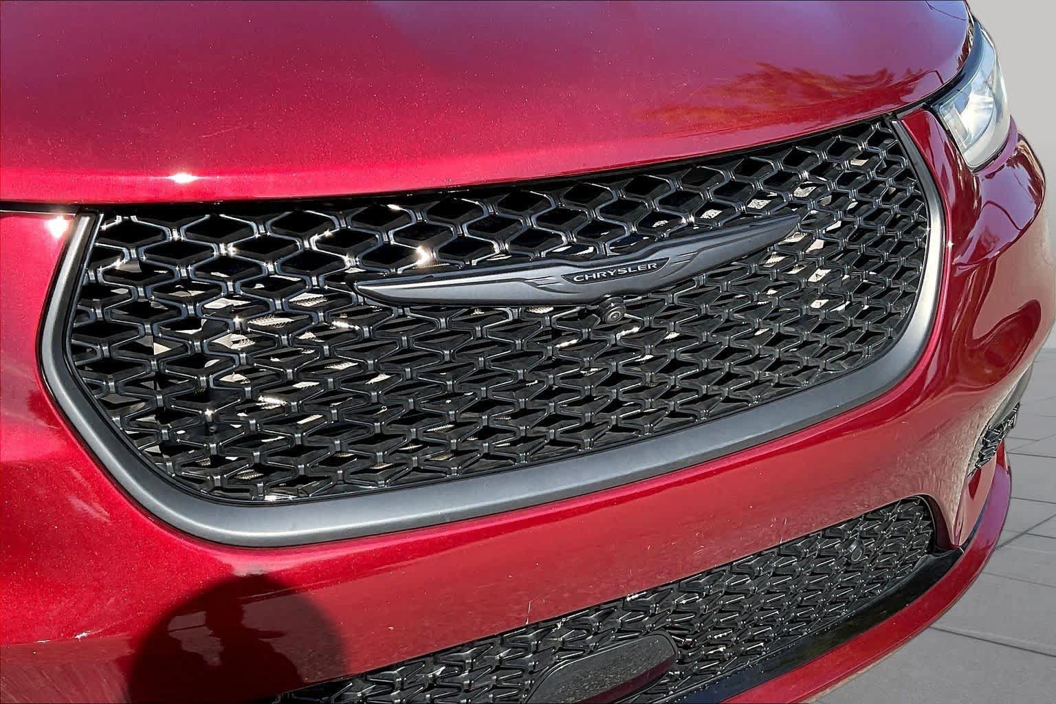 Used 2023 Chrysler Pacifica Limited w/ Uconnect Theater Family Group FWD image 30