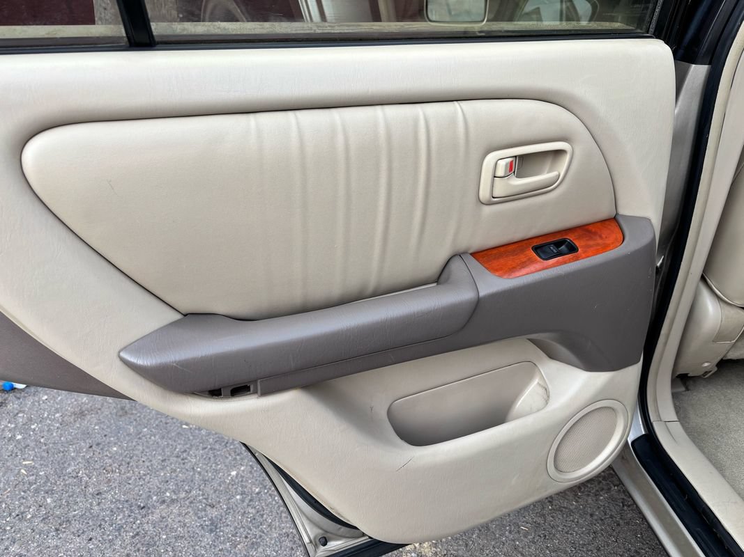 Used 2000 Lexus RX 300 w/ Limited Pkg FWD image 17