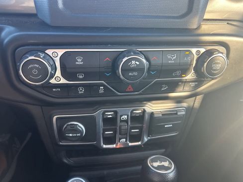 Used 2020 Jeep Wrangler Unlimited Sahara image 42