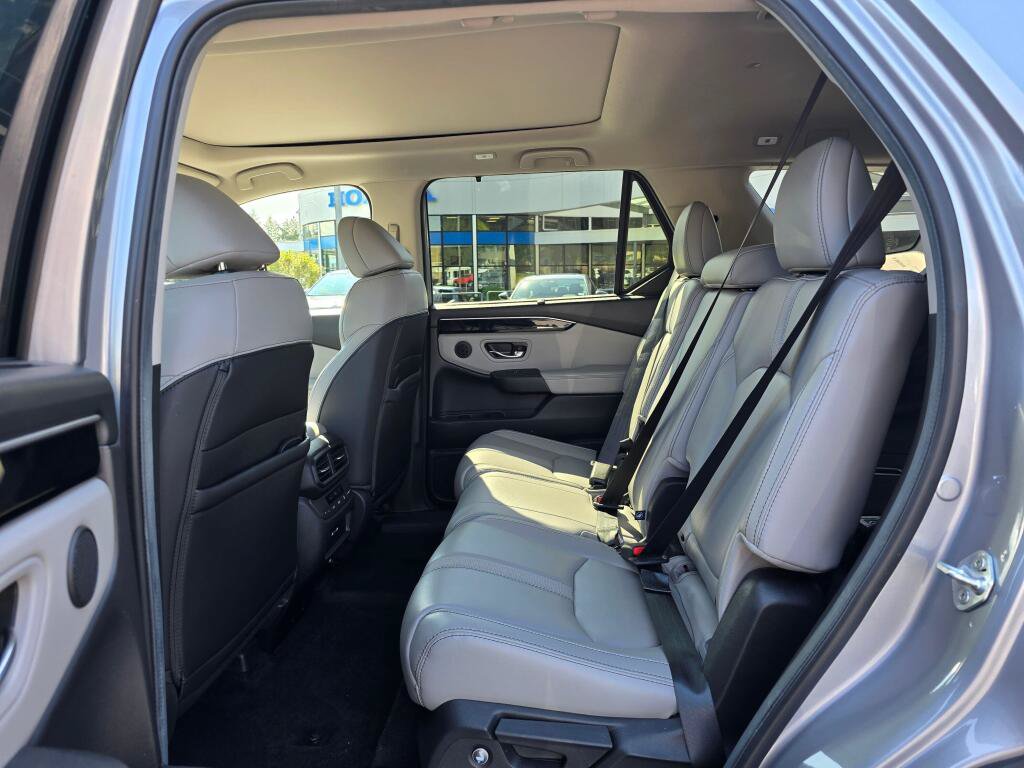 Certified 2025 Honda Pilot Touring image 4
