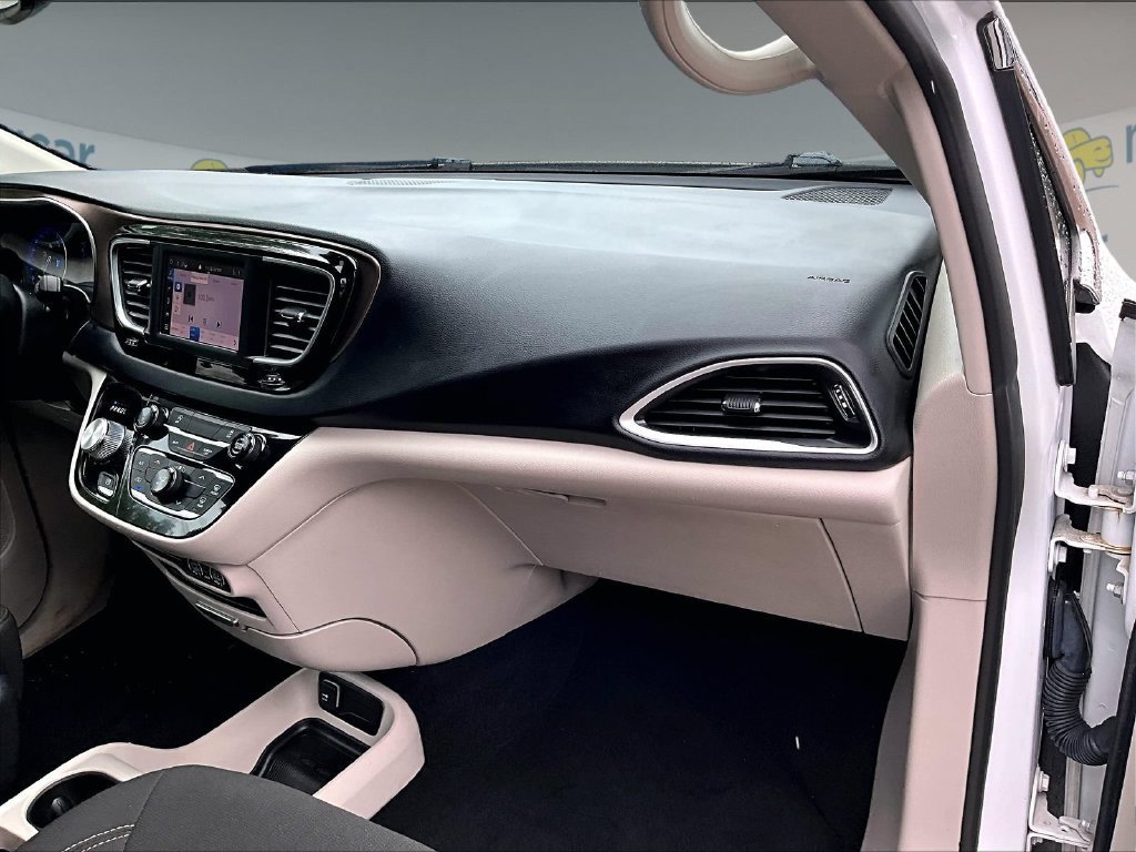 Used 2023 Chrysler Voyager LX FWD image 13