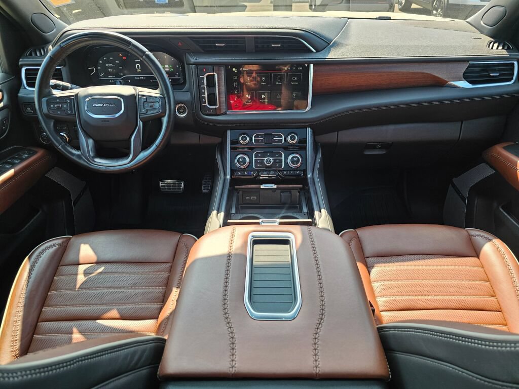 Used 2023 GMC Yukon XL Denali Ultimate AWD/4WD image 9