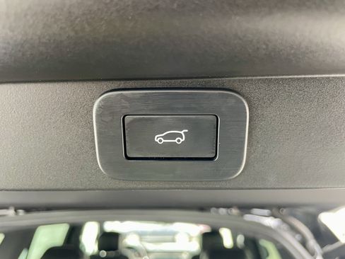 Certified 2025 Land Rover Range Rover SE image 38