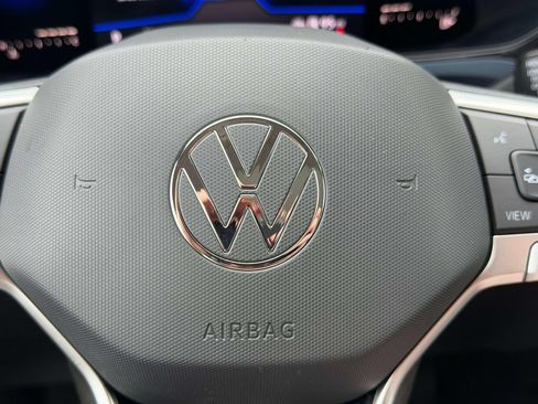Used 2022 Volkswagen Taos SE w/ Panoramic Sunroof Package FWD image 25