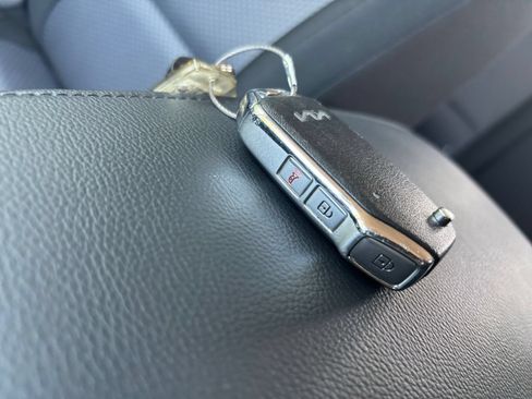 Used 2025 Kia Soul LX w/ LX Technology Package FWD image 21