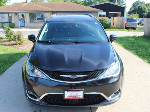 Used 2018 Chrysler Pacifica Touring-L w/ Advanced Safetytec Group FWD image 4