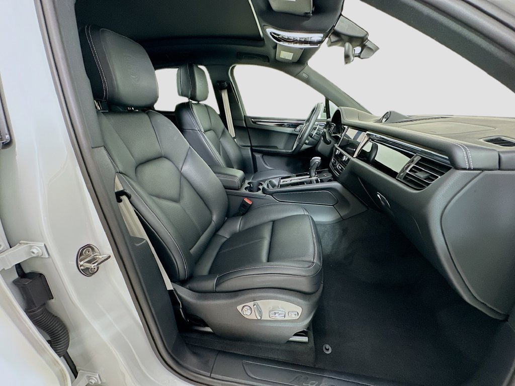 Certified 2025 Porsche Macan AWD/4WD image 30
