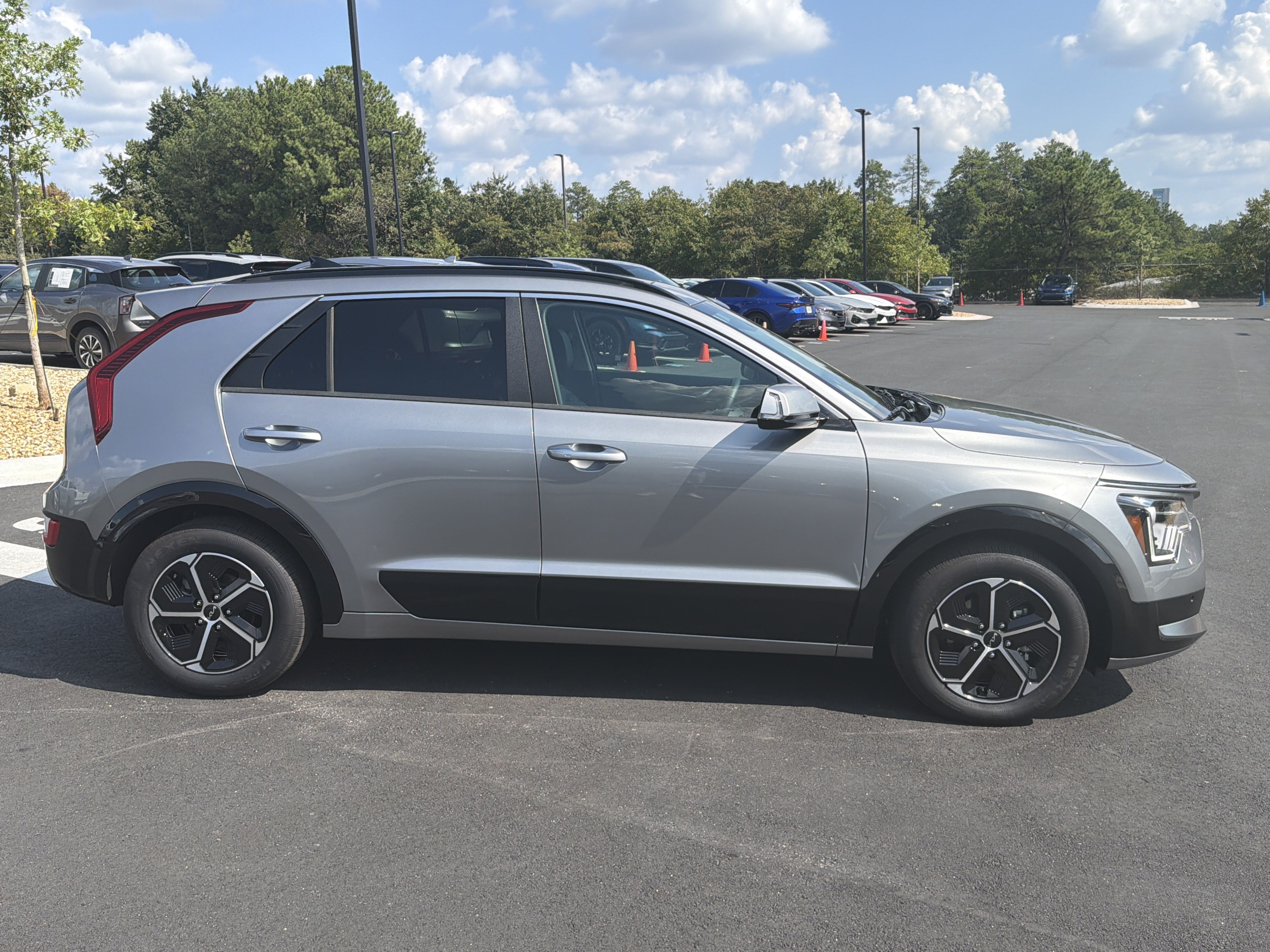Certified 2025 Kia Niro FWD image 8