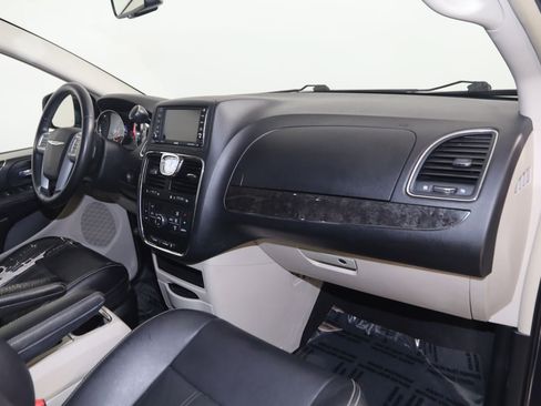 Used 2013 Chrysler Town & Country Touring FWD image 39