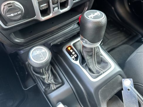 Used 2020 Jeep Wrangler Unlimited Sahara w/ Uconnect 4C Nav & Sound Group AWD/4WD image 20