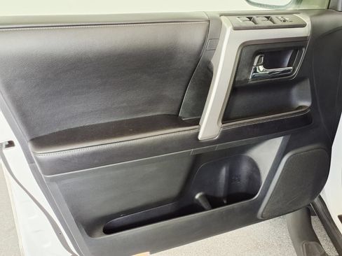 Used 2016 Toyota 4Runner SR5 AWD/4WD image 12
