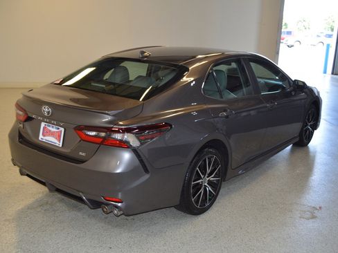 Used 2022 Toyota Camry SE image 3