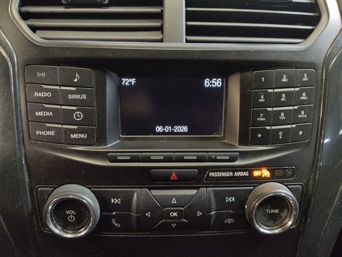 Used 2018 Ford Explorer XLT FWD image 25