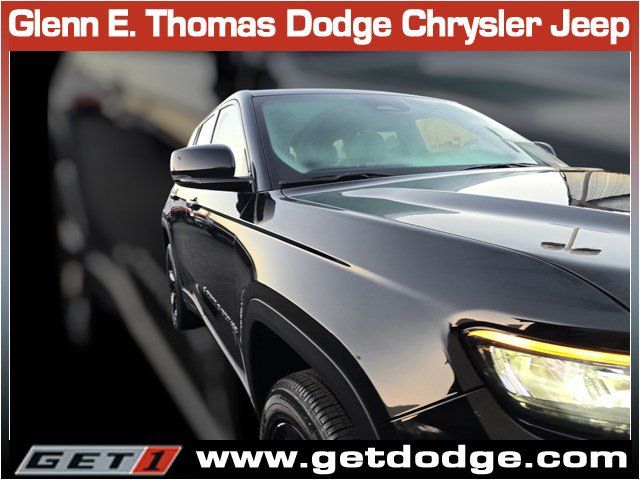 Used 2023 Jeep Grand Cherokee Altitude AWD/4WD image 6