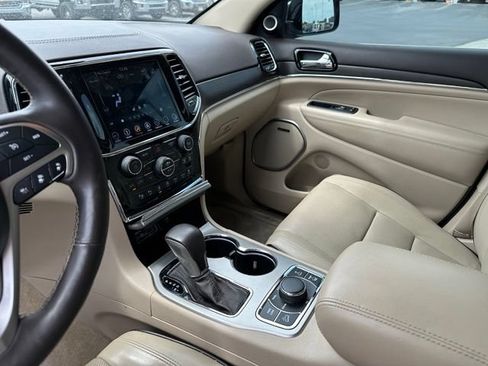 Used 2019 Jeep Grand Cherokee Overland AWD/4WD image 27