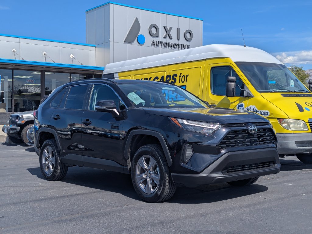 Used 2025 Toyota RAV4 XLE AWD/4WD image 1