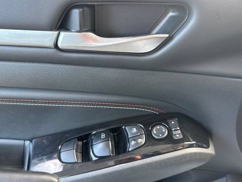 Used 2023 Nissan Altima 2.5 SR w/ SR Premium Package FWD image 11