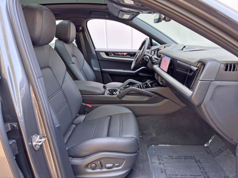 Used 2024 Porsche Cayenne Coupe AWD/4WD image 16