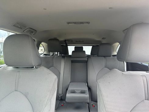 Used 2024 Toyota Highlander LE FWD image 20