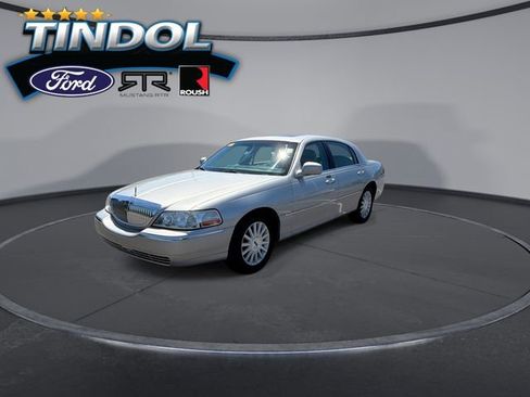 Used 2003 Lincoln Town Car Signature RWD image 4