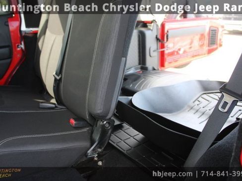 Used 2017 Jeep Wrangler Unlimited Rubicon w/ Connectivity Group image 31