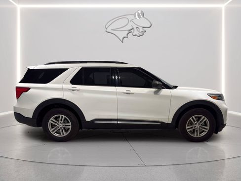 Used 2023 Ford Explorer XLT AWD/4WD image 7
