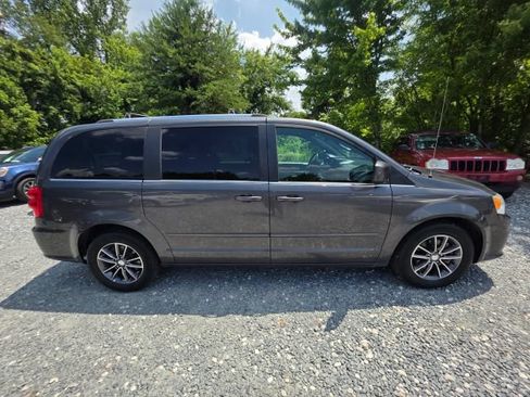 Used 2017 Dodge Grand Caravan SXT FWD image 4
