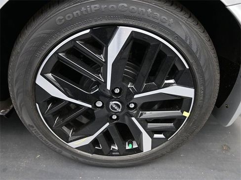 New 2025 Nissan Versa SR w/ Trunk Package image 16