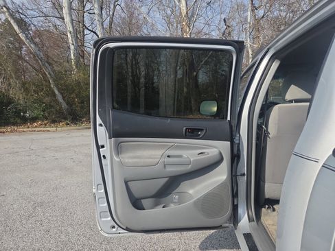 Used 2011 Toyota Tacoma PreRunner w/ SR5 Pkg #2 image 18