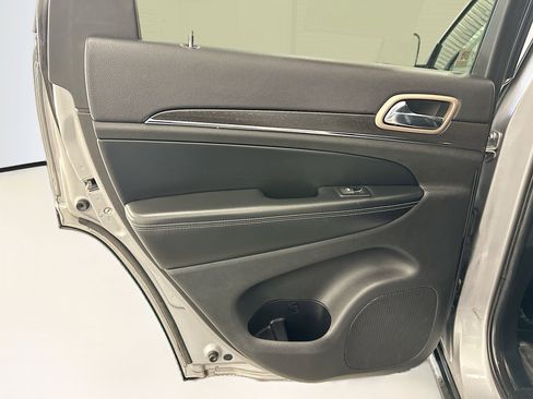 Used 2017 Jeep Grand Cherokee Limited image 28