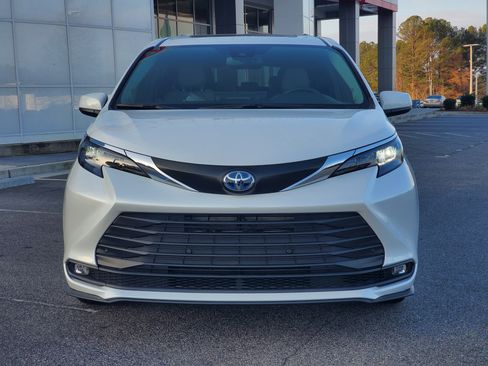 New 2025 Toyota Sienna XLE image 2