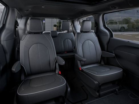New 2026 Chrysler Pacifica Limited w/ S Appearance Package FWD image 16