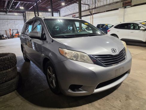 Used 2014 Toyota Sienna LE FWD image 1