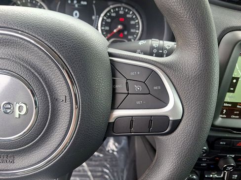 Used 2023 Jeep Renegade Latitude AWD/4WD image 18