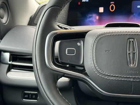 New 2025 Lincoln Navigator Reserve AWD/4WD image 9