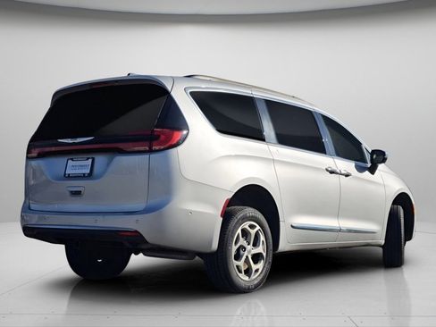 Used 2023 Chrysler Pacifica Limited AWD/4WD image 24
