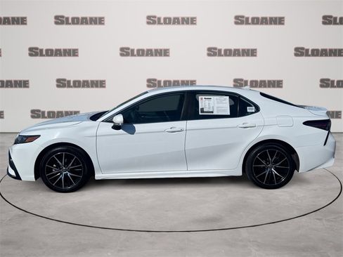 Used 2024 Toyota Camry SE image 2