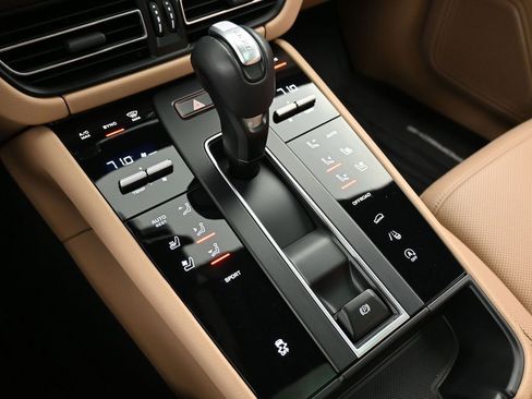 Certified 2023 Porsche Macan Turbo AWD/4WD image 21