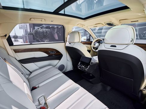 Used 2023 Bentley Bentayga Extended Wheelbase image 38