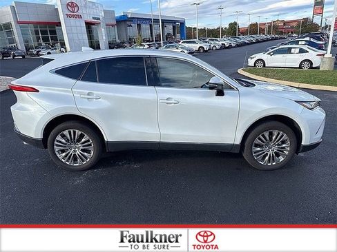 Used 2023 Toyota Venza Limited image 8