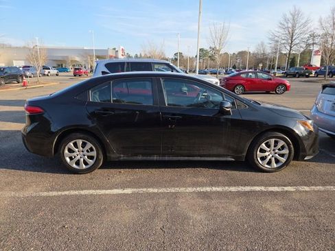 Used 2025 Toyota Corolla LE image 2