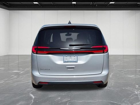 Used 2024 Chrysler Pacifica Touring-L FWD image 4