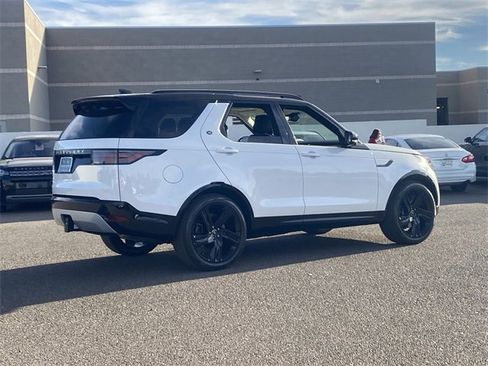 Used 2025 Land Rover Discovery Metropolitan Edition image 17