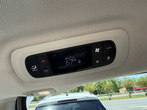 Used 2018 Chrysler Pacifica Limited FWD image 37