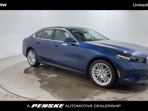 Used 2025 BMW 530i xDrive w/ Premium Package image 2