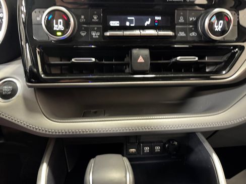 Used 2021 Toyota Highlander XLE FWD image 12