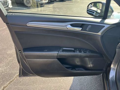 Used 2018 Ford Fusion SE w/ Fusion SE Technology Package FWD image 18