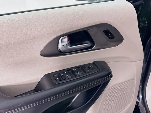 Certified 2024 Chrysler Pacifica Touring-L image 26