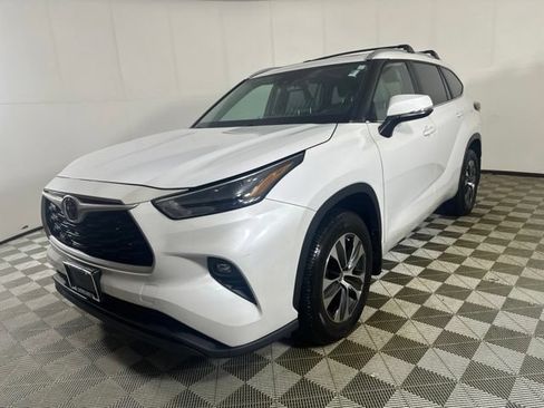 Used 2023 Toyota Highlander XLE AWD/4WD image 2